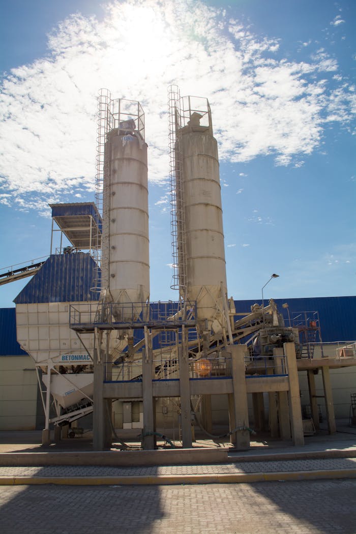 approach-img Aerial view of an industrial cement plant under a clear blue sky in Córdoba, Argentina.